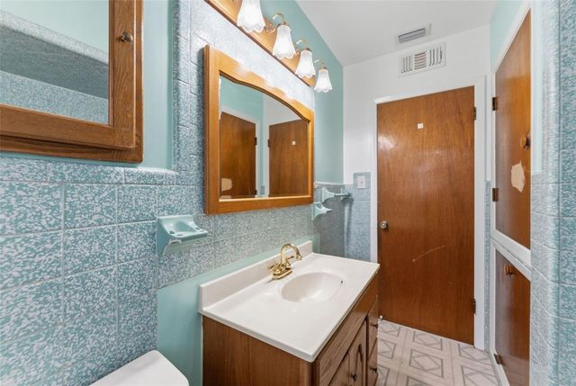 2711 W HEITER STREET, Tampa, FL 33607