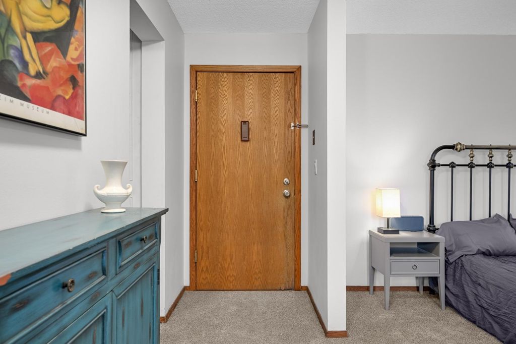 2536 Dupont Avenue S 101, Minneapolis, MN 55405 — photo 2