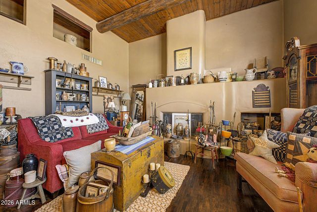 2027 E CIRCLE MOUNTAIN Road, New River, AZ 85087