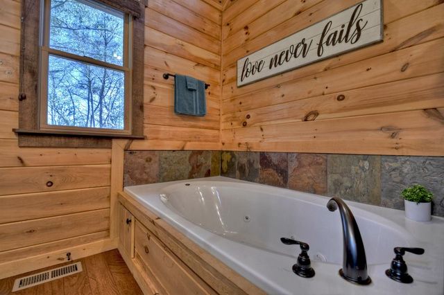 136 Oasis Drive, Blue Ridge, GA 30513