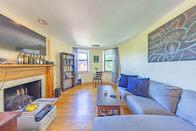 102 Gainsborough St 402E, Boston, MA 02115