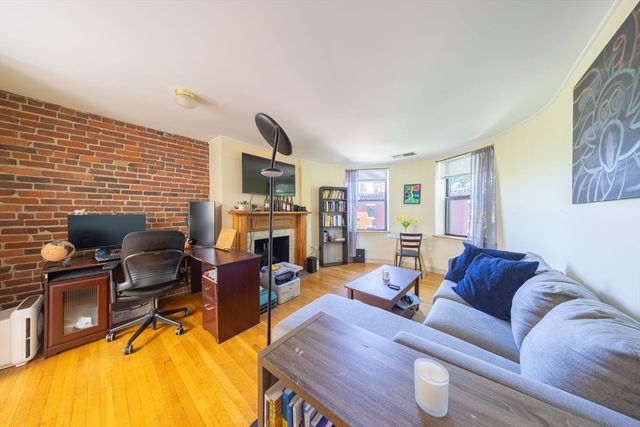 102 Gainsborough St 402E, Boston, MA 02115