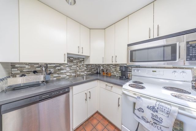 102 Gainsborough St 402E, Boston, MA 02115