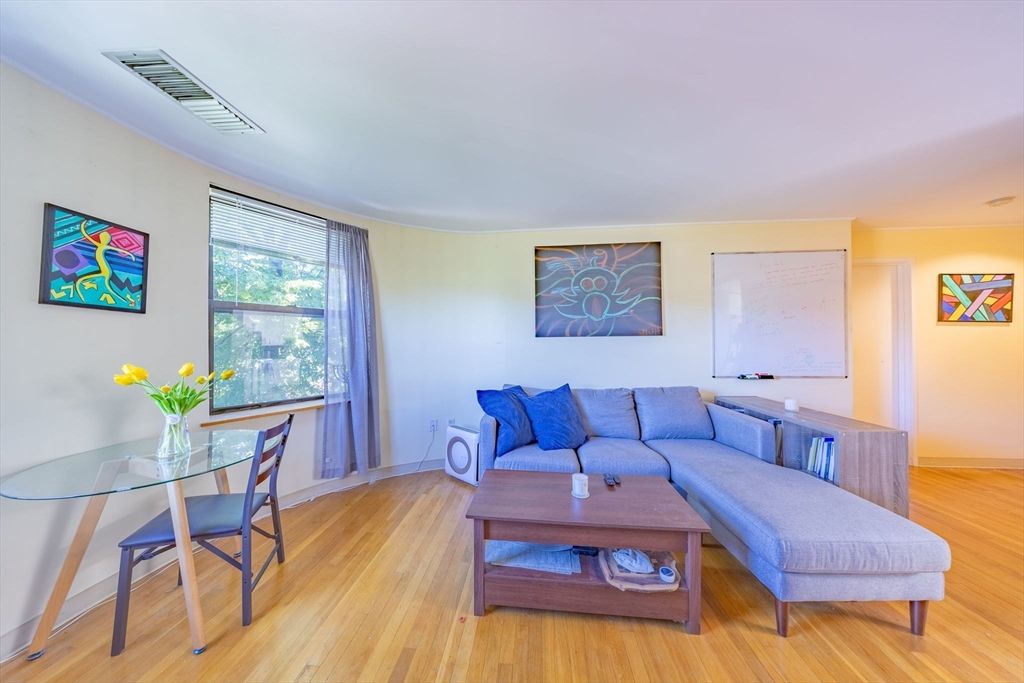 102 Gainsborough St 402E, Boston, MA 02115
