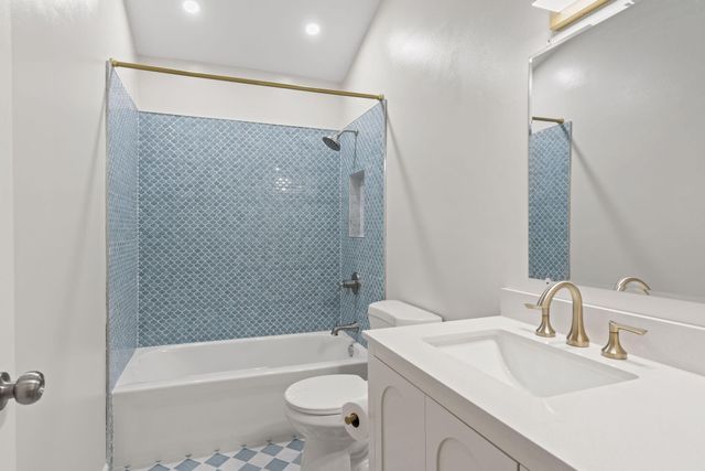 22 Skyline Drive, Ogden Dunes, IN 46368