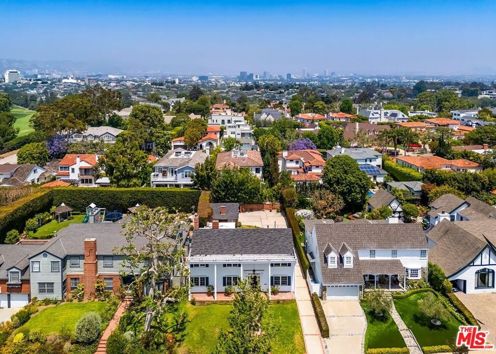 Image 1 of property listing at 2718 Motor Avenue, Los Angeles, CA 90064