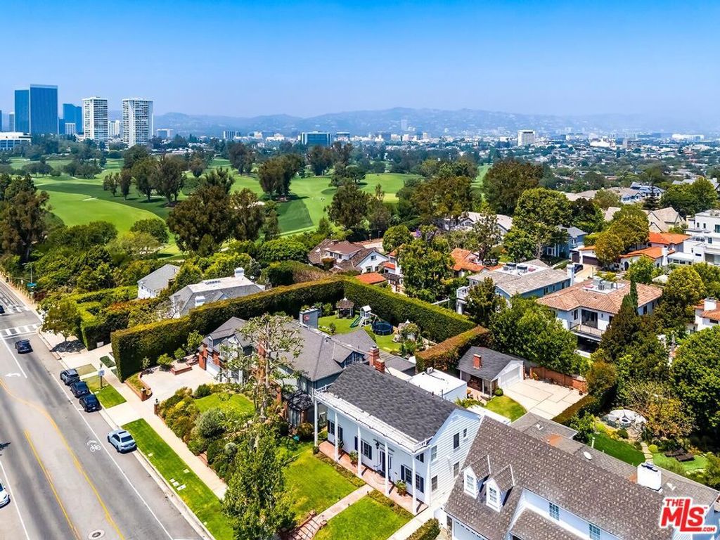 Image 2 of property listing at 2718 Motor Avenue, Los Angeles, CA 90064