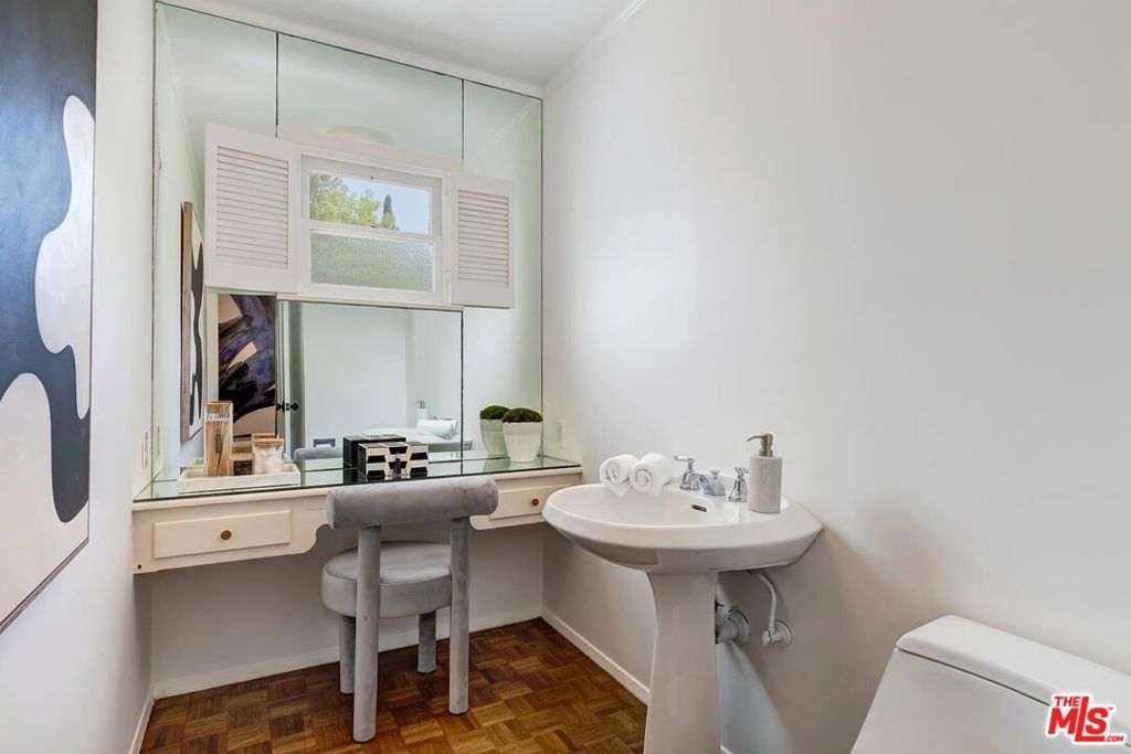 Image 25 of property listing at 2718 Motor Avenue, Los Angeles, CA 90064
