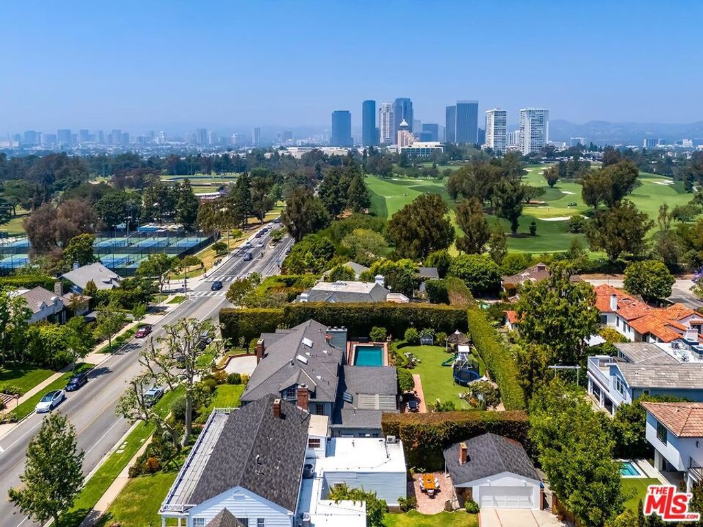 Image 3 of property listing at 2718 Motor Avenue, Los Angeles, CA 90064
