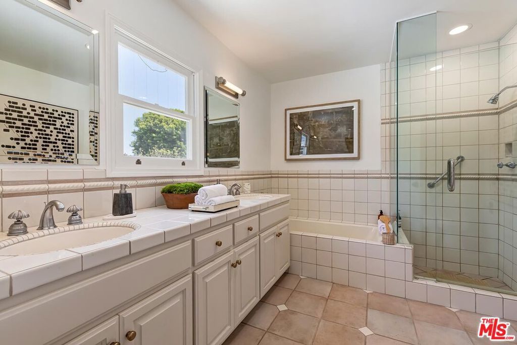 Image 37 of property listing at 2718 Motor Avenue, Los Angeles, CA 90064