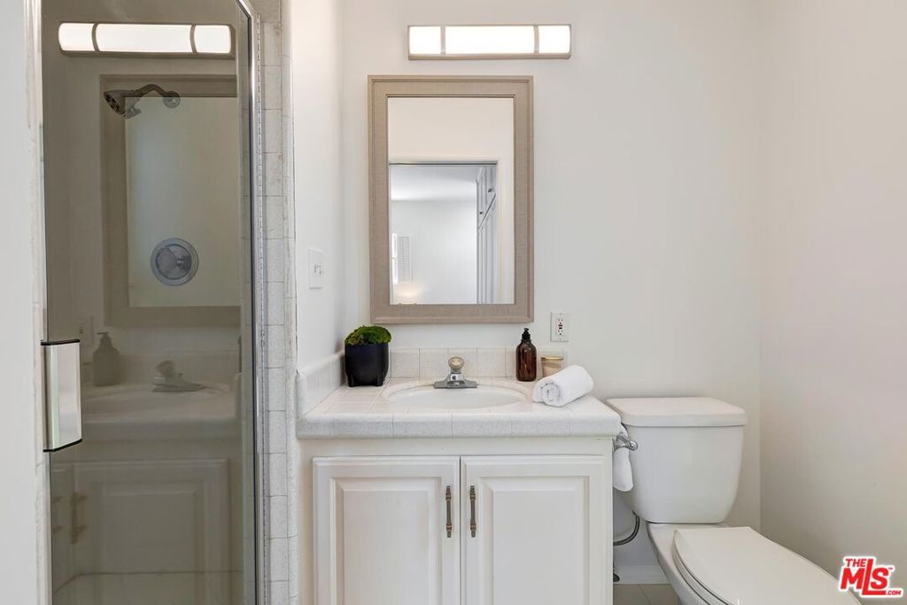 Image 42 of property listing at 2718 Motor Avenue, Los Angeles, CA 90064
