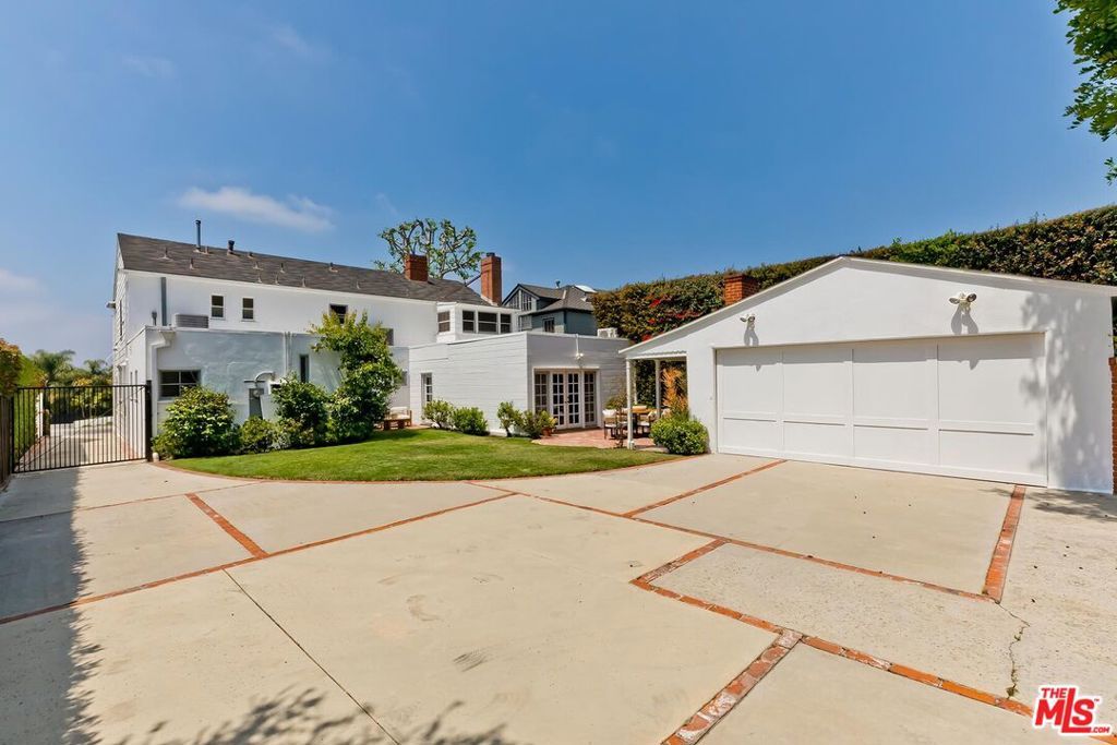 Image 46 of property listing at 2718 Motor Avenue, Los Angeles, CA 90064