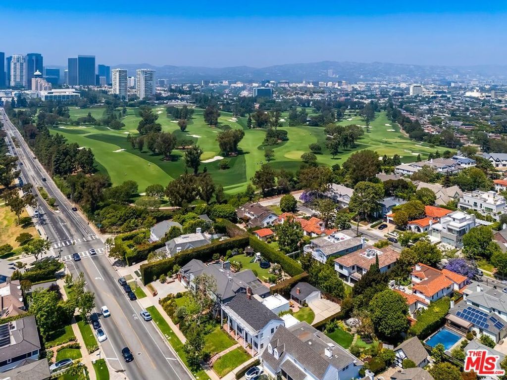 Image 5 of property listing at 2718 Motor Avenue, Los Angeles, CA 90064