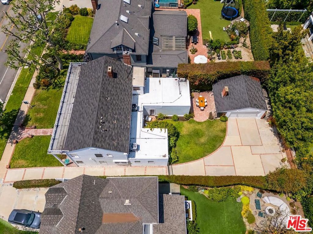 Image 8 of property listing at 2718 Motor Avenue, Los Angeles, CA 90064