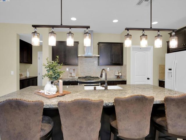 582 Pasture Ave, Lathrop, CA 95330