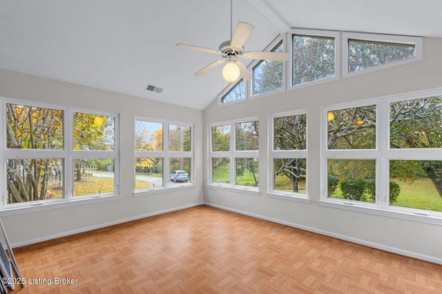 10509 Parkhurst Ct, Louisville, KY 40291