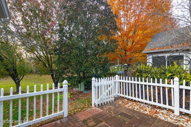 10509 Parkhurst Ct, Louisville, KY 40291