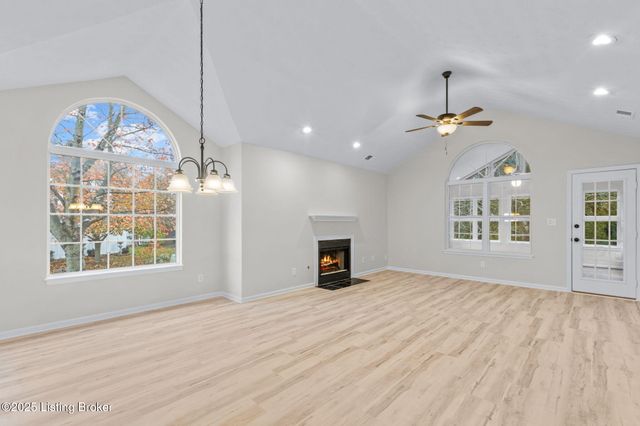 10509 Parkhurst Ct, Louisville, KY 40291