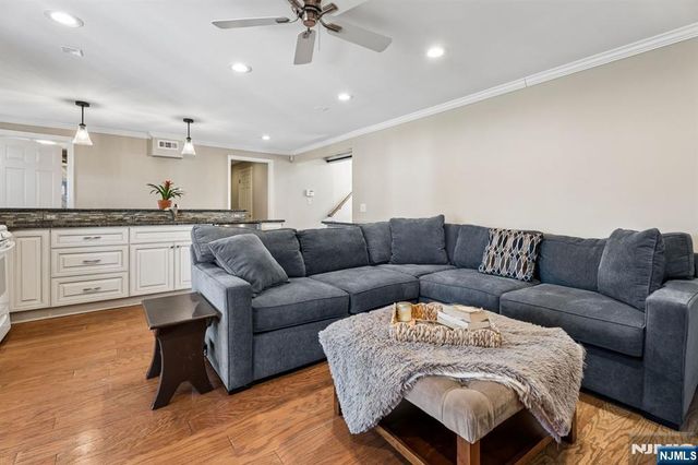 36 Williamsburg Drive, Roseland, NJ 07068