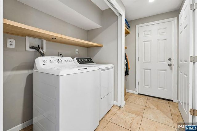 36 Williamsburg Drive, Roseland, NJ 07068