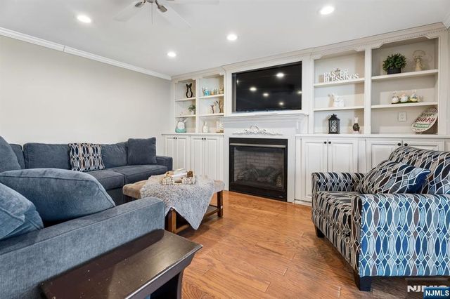 36 Williamsburg Drive, Roseland, NJ 07068