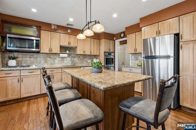 36 Williamsburg Drive, Roseland, NJ 07068