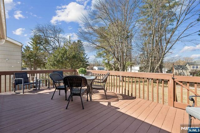 36 Williamsburg Drive, Roseland, NJ 07068