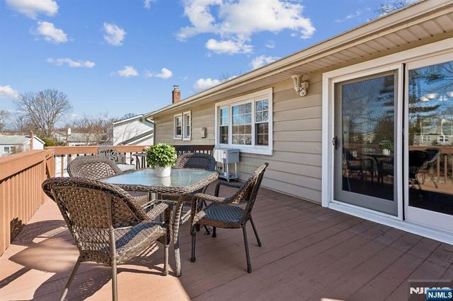 36 Williamsburg Drive, Roseland, NJ 07068