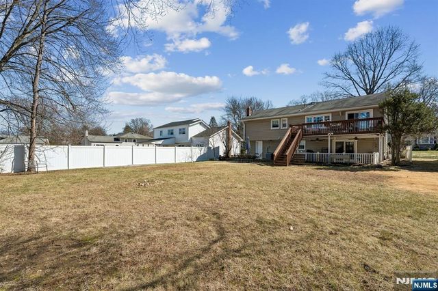 36 Williamsburg Drive, Roseland, NJ 07068