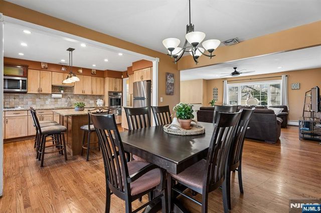 36 Williamsburg Drive, Roseland, NJ 07068