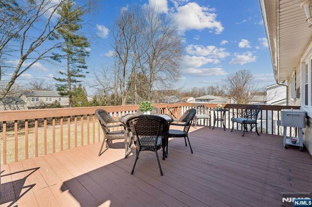 36 Williamsburg Drive, Roseland, NJ 07068