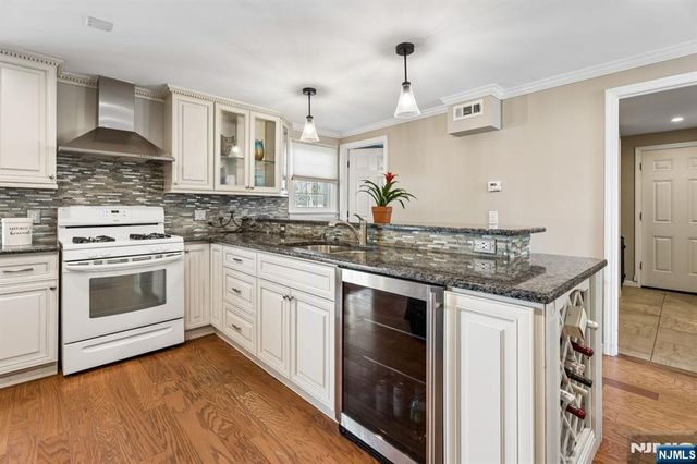 36 Williamsburg Drive, Roseland, NJ 07068