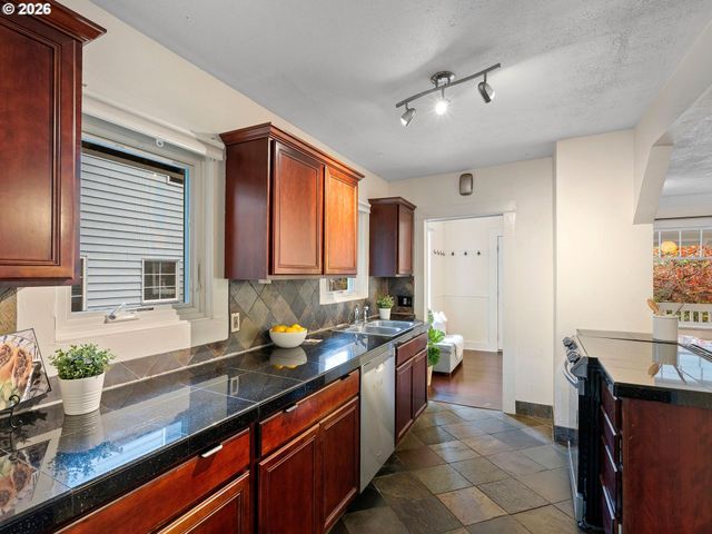 7237 N GREELEY Ave N, Portland, OR 97217