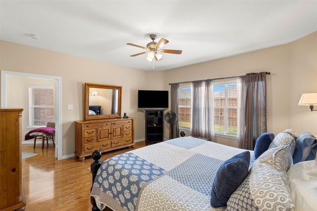 207 Red Wolf Lane, Red Oak, TX 75154
