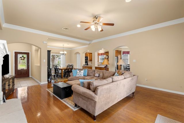 207 Red Wolf Lane, Red Oak, TX 75154