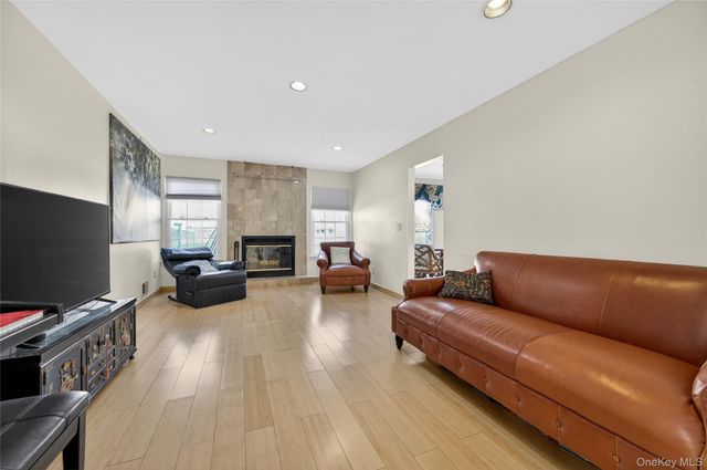 109 Glen Way, Syosset, NY 11791