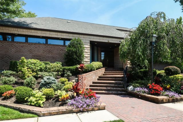 109 Glen Way, Syosset, NY 11791