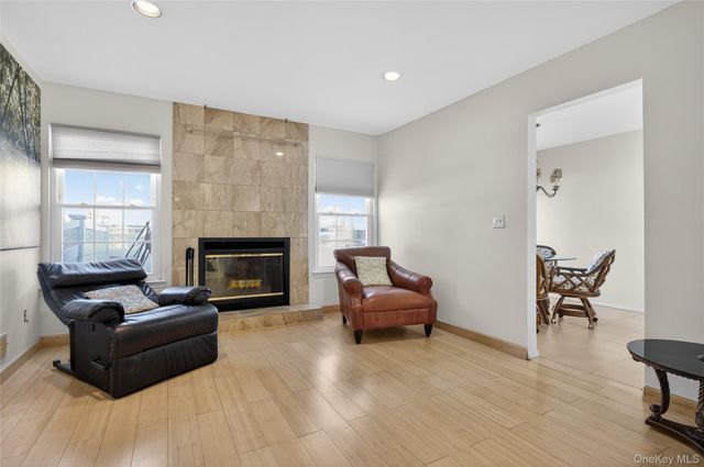 109 Glen Way, Syosset, NY 11791