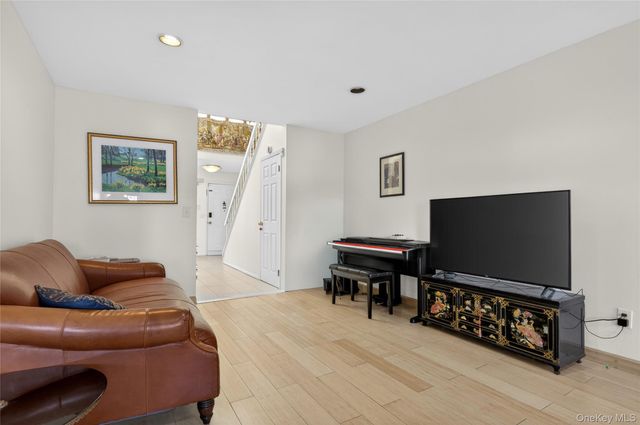 109 Glen Way, Syosset, NY 11791