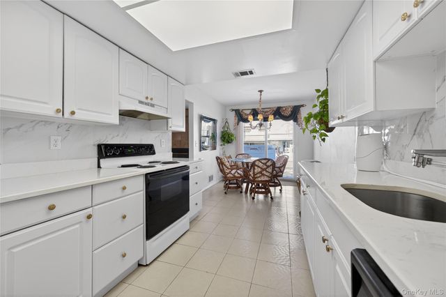 109 Glen Way, Syosset, NY 11791