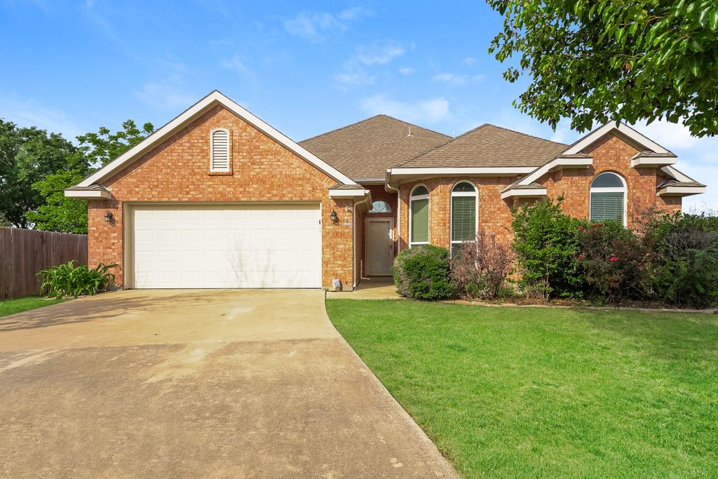 101 Canterbury Drive, Saginaw, TX 76179