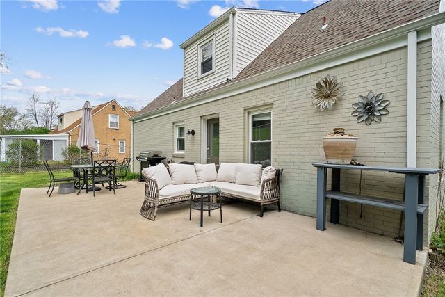 528 Glenrock Dr, Bethel Park, PA 15102