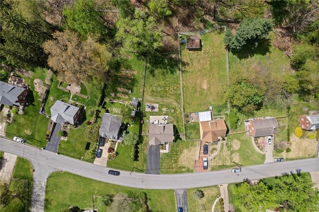 528 Glenrock Dr, Bethel Park, PA 15102