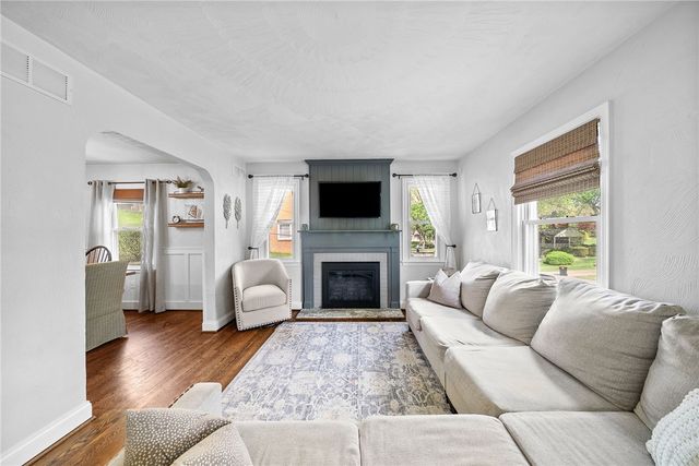 528 Glenrock Dr, Bethel Park, PA 15102