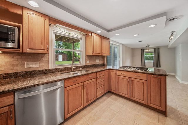 1530 Central Avenue, Deerfield, IL 60015