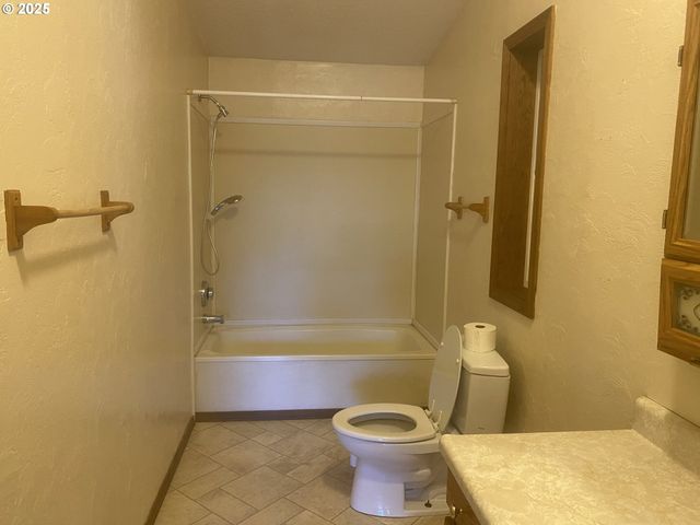 27645 SNYDER Rd 74, Junction City, OR 97448