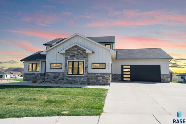 2002 S Meadowview Cir Circle, Sioux Falls, SD 57110