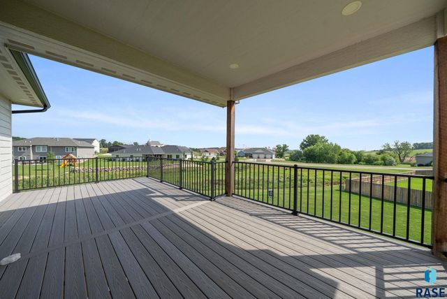 2002 S Meadowview Cir Circle, Sioux Falls, SD 57110