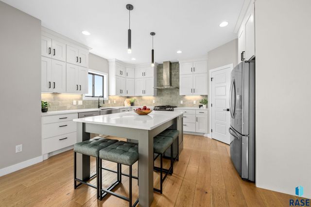 2002 S Meadowview Cir Circle, Sioux Falls, SD 57110