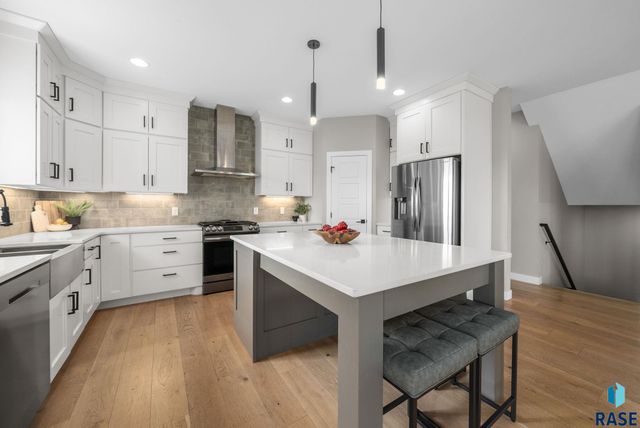 2002 S Meadowview Cir Circle, Sioux Falls, SD 57110